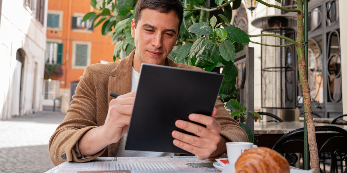 Ismerje meg az új PocketBook InkPad Eo 2-t 10,3”-os színes E Ink kijelzővel és új kézírás-felismerő technológiával